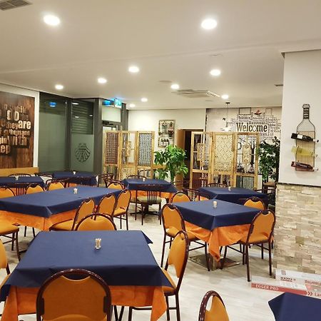 Hostal Restaurante El Abuelo Trobajo Del Camino Luaran gambar