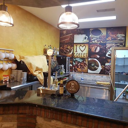 Hostal Restaurante El Abuelo Trobajo Del Camino Luaran gambar