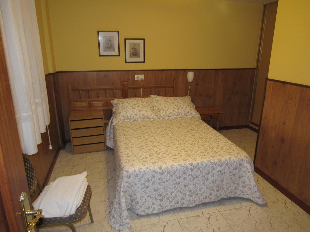 Hostal Restaurante El Abuelo Trobajo Del Camino Luaran gambar