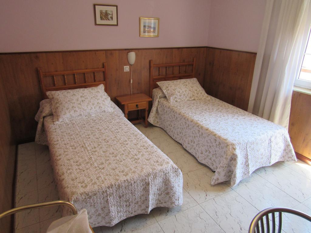 Hostal Restaurante El Abuelo Trobajo Del Camino Luaran gambar