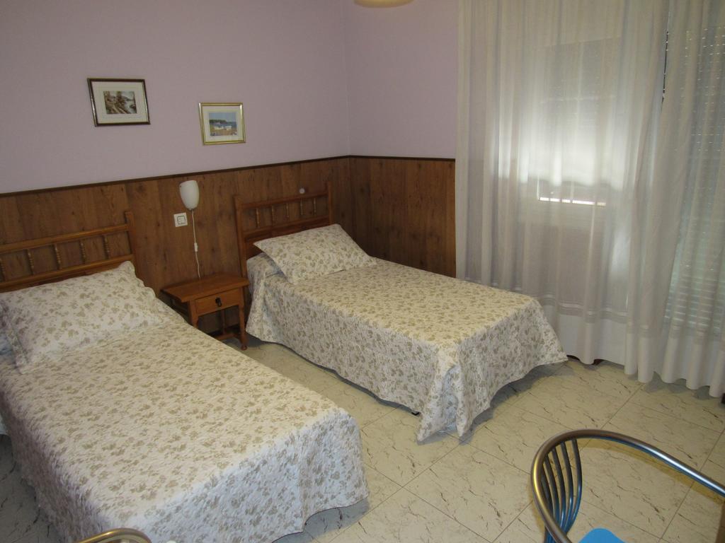 Hostal Restaurante El Abuelo Trobajo Del Camino Luaran gambar