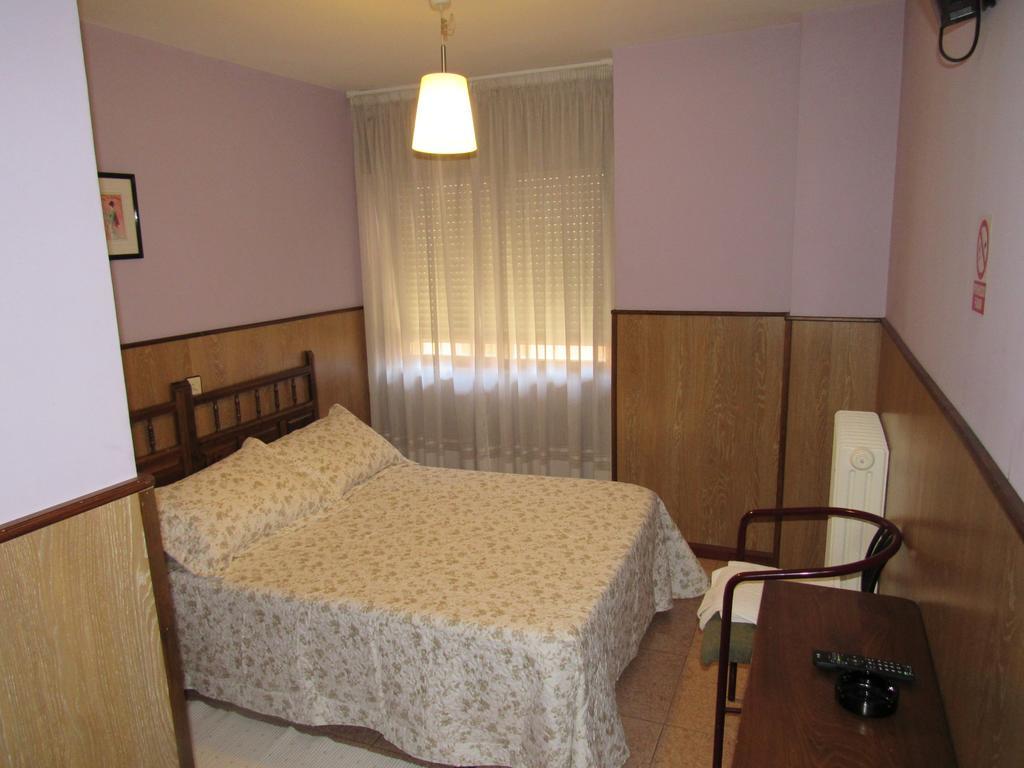Hostal Restaurante El Abuelo Trobajo Del Camino Luaran gambar