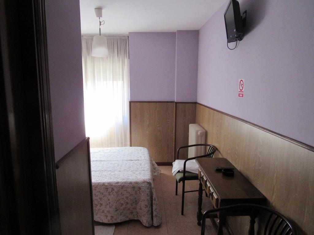 Hostal Restaurante El Abuelo Trobajo Del Camino Luaran gambar