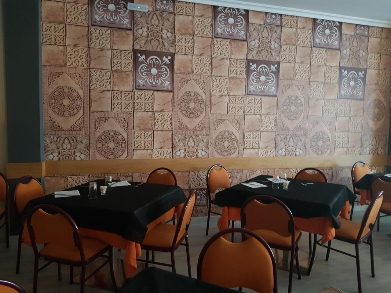 Hostal Restaurante El Abuelo Trobajo Del Camino Luaran gambar