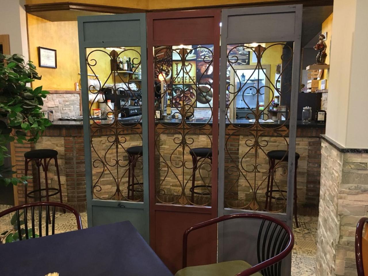 Hostal Restaurante El Abuelo Trobajo Del Camino Luaran gambar